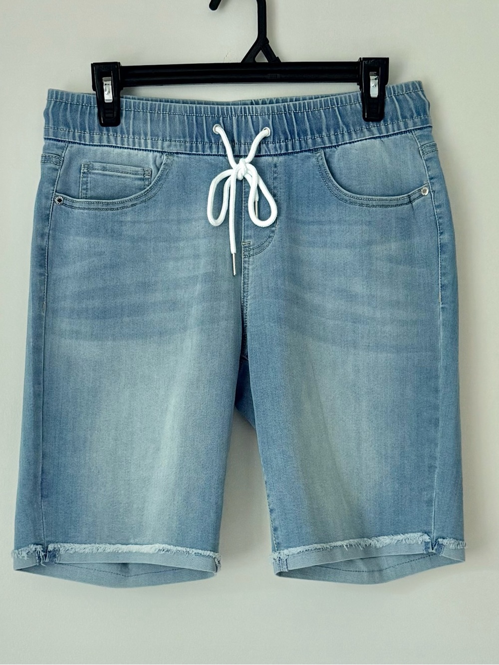 Guess Denim Mid-Thigh Light Blue Wash Denim Shorts SZ.M